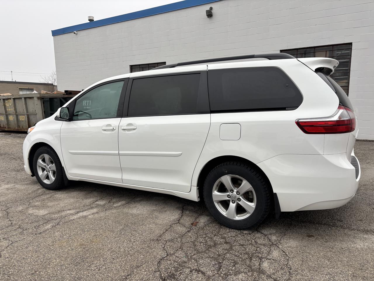 2017 Toyota Sienna LE - Photo #10