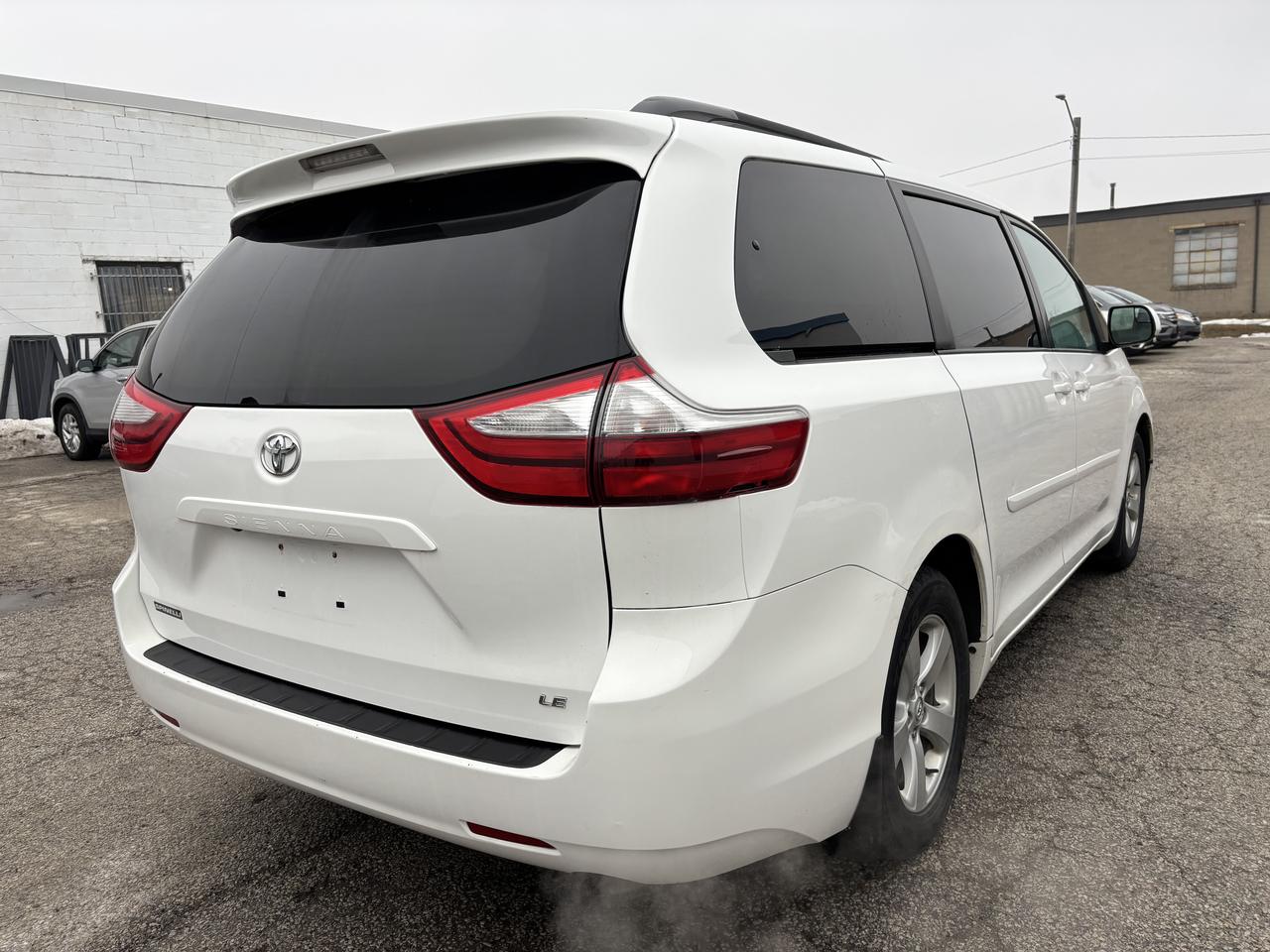 2017 Toyota Sienna LE - Photo #8
