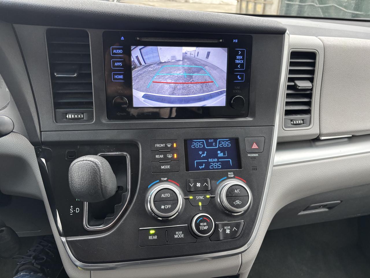 2017 Toyota Sienna LE - Photo #23