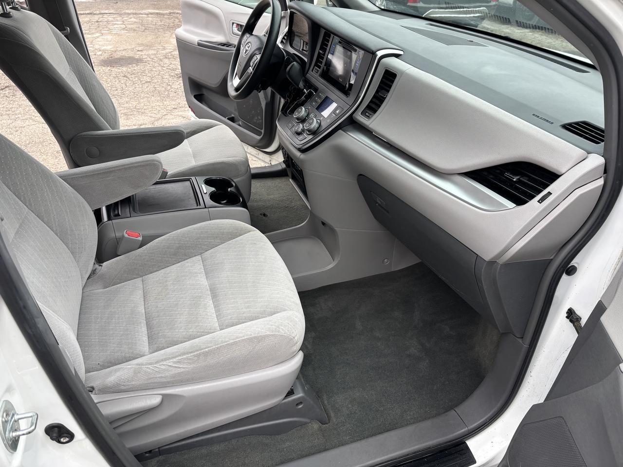 2017 Toyota Sienna LE - Photo #14