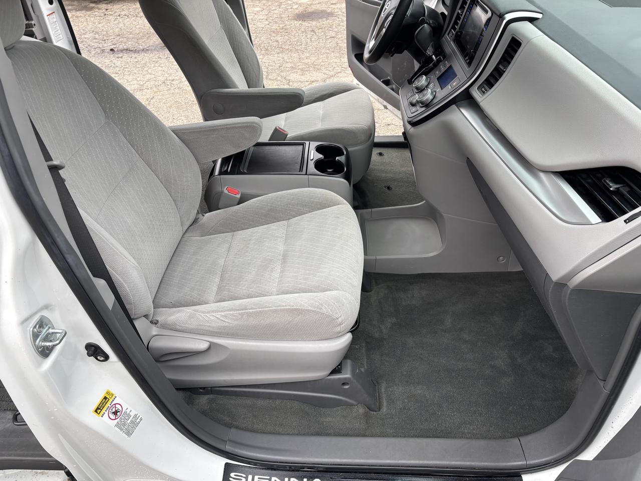 2017 Toyota Sienna LE - Photo #15