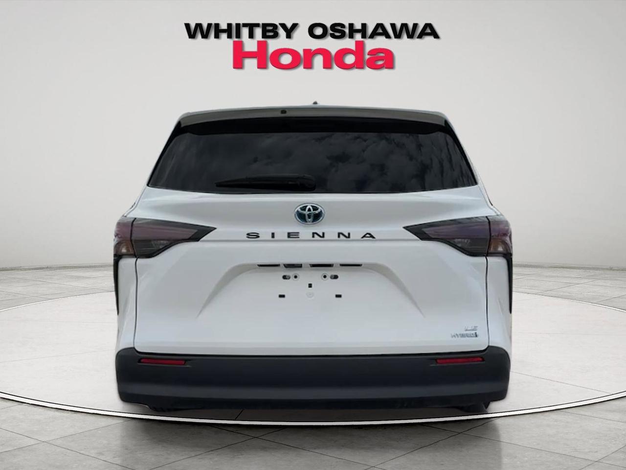 2023 Toyota Sienna LE Photo
