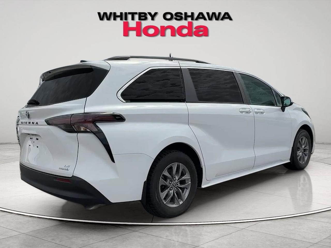 2023 Toyota Sienna LE Photo4
