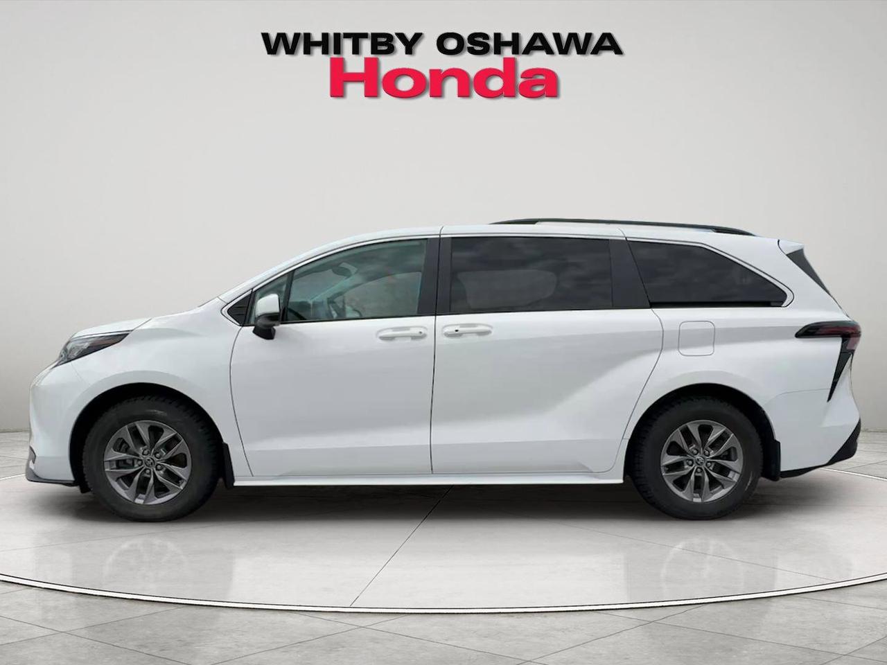 2023 Toyota Sienna LE Photo