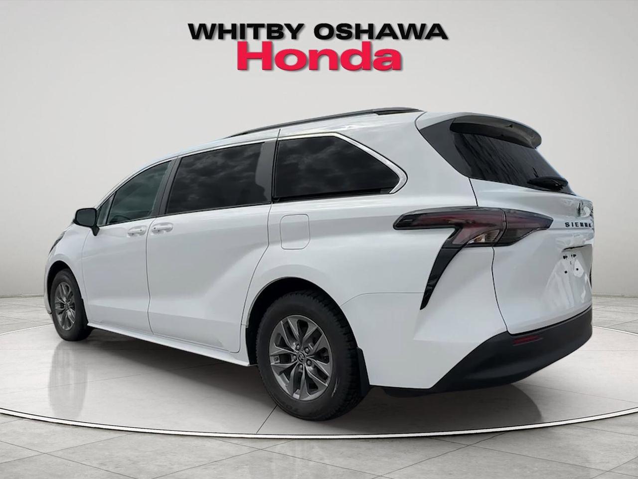 2023 Toyota Sienna LE Photo
