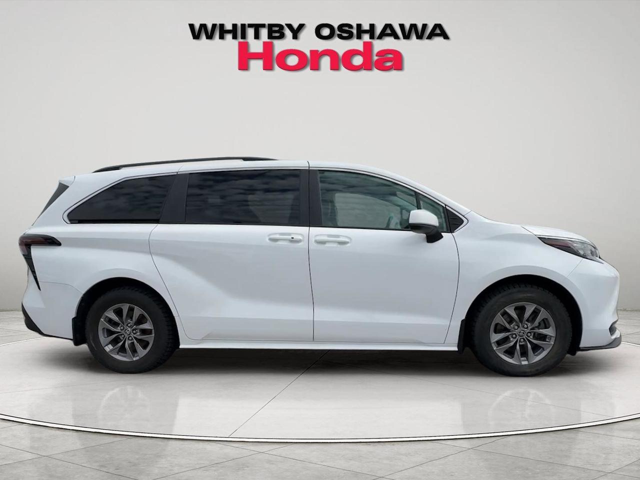 2023 Toyota Sienna LE Photo