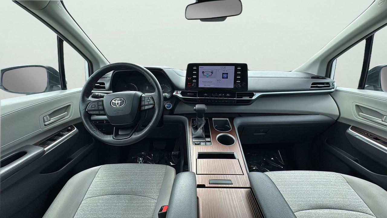2023 Toyota Sienna LE Photo
