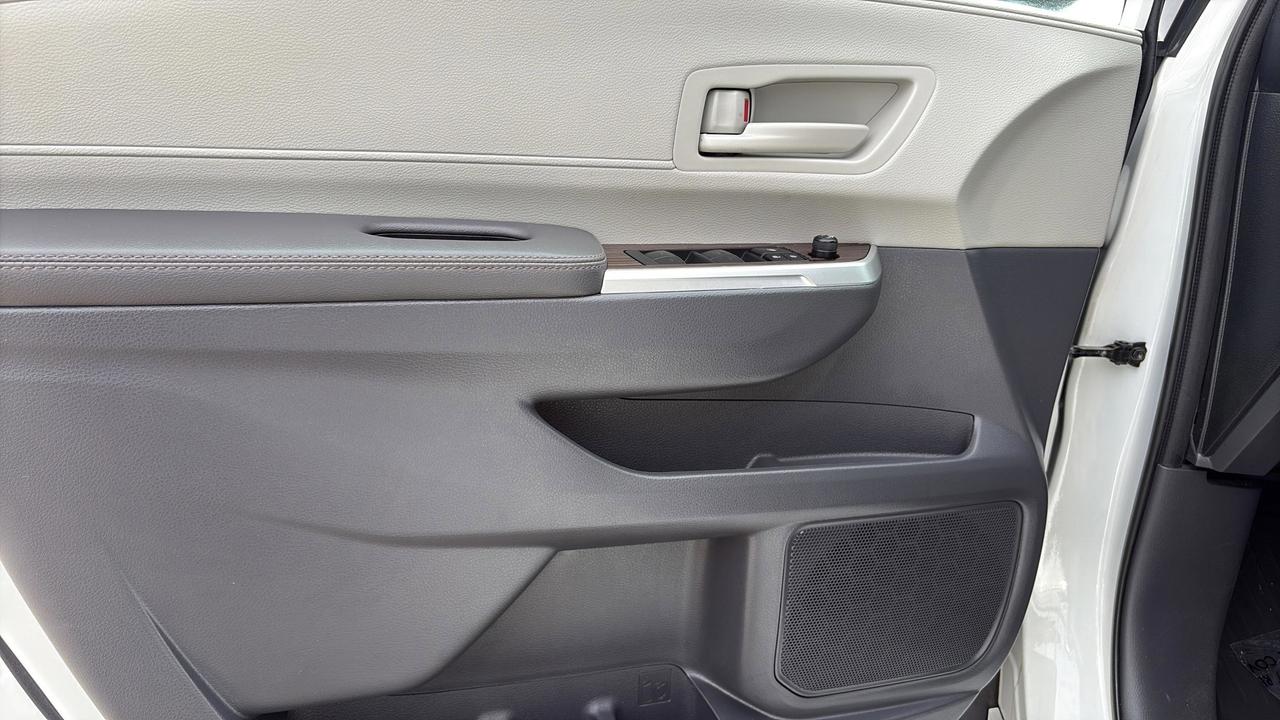 2023 Toyota Sienna LE Photo