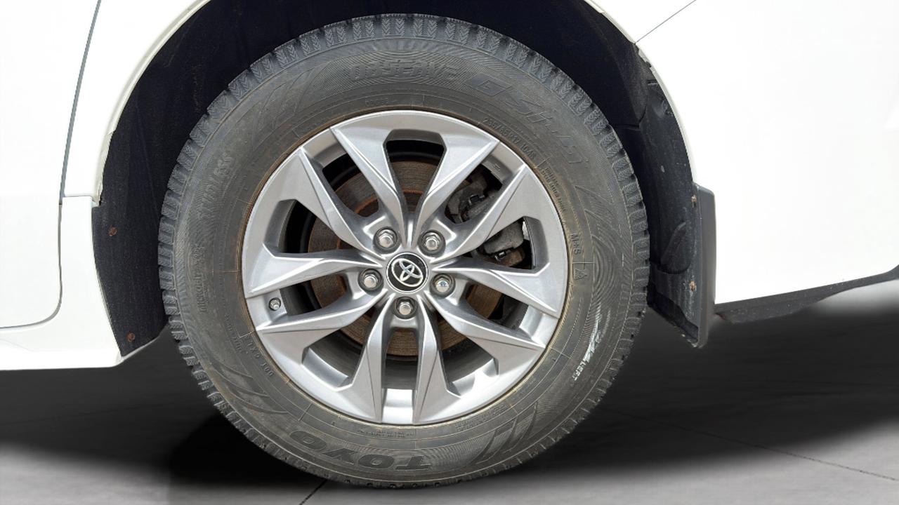 2023 Toyota Sienna LE Photo