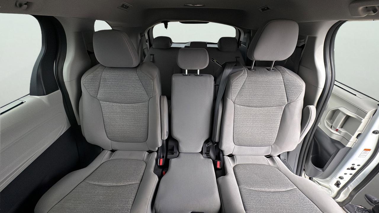 2023 Toyota Sienna LE Photo
