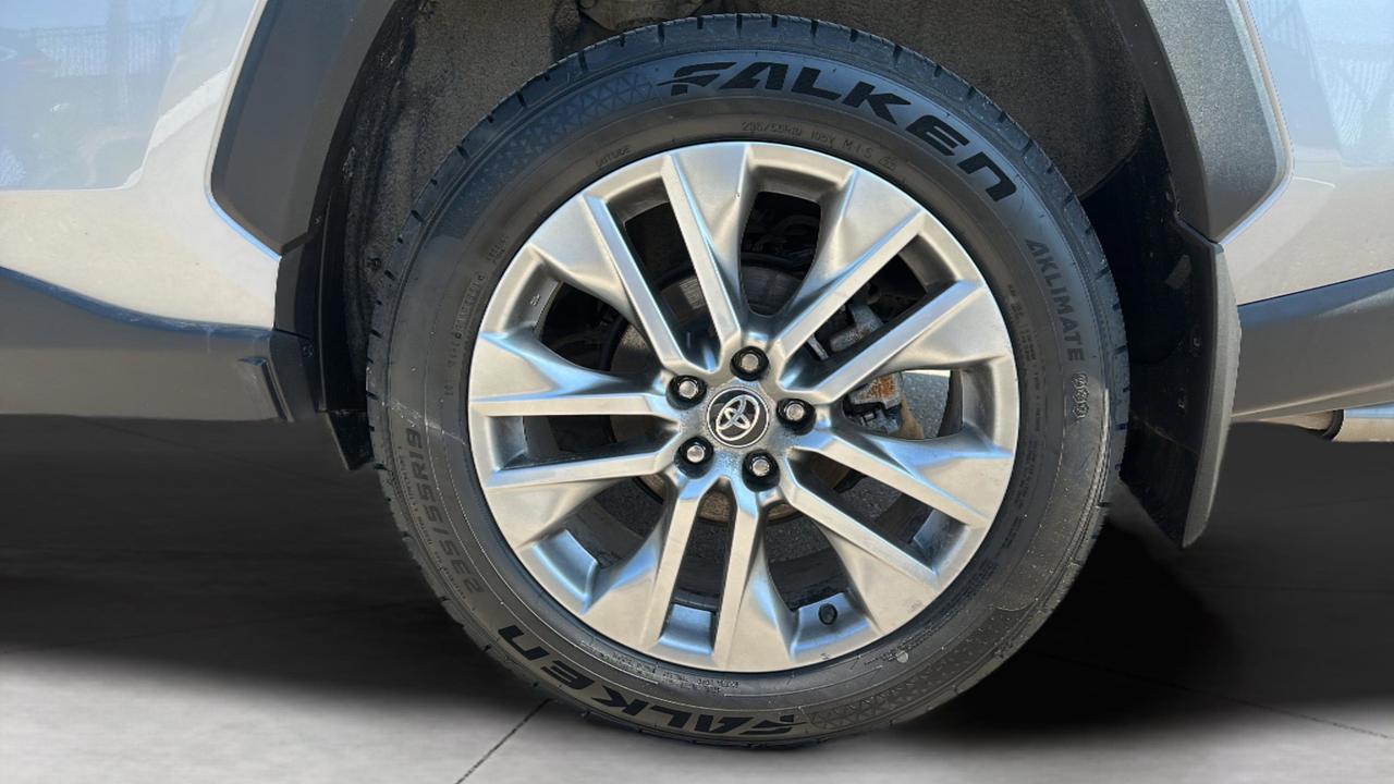 2025 Toyota RAV4 XLE Photo