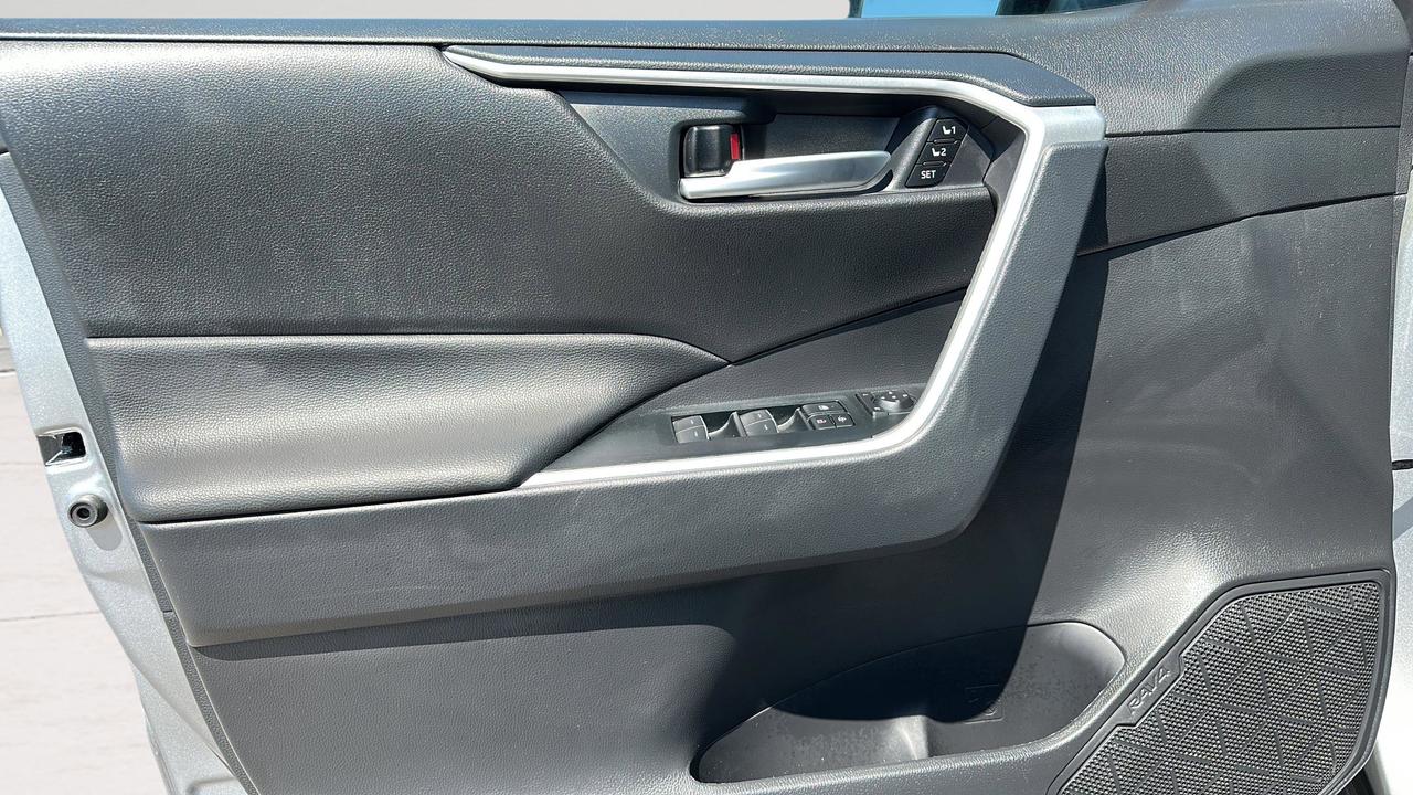2025 Toyota RAV4 XLE Photo