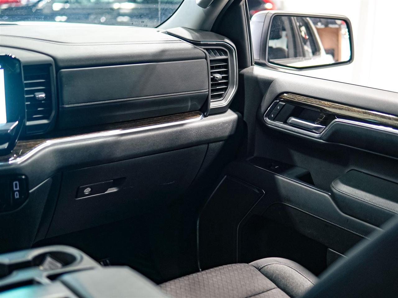 2024 GMC Sierra 1500 ELEVATION CREW CAB | 4X4 | NO ACCIDENTS Photo