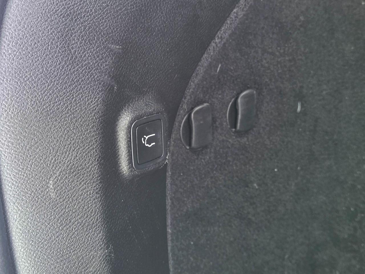 2019 Jeep Cherokee OVERLAND Photo