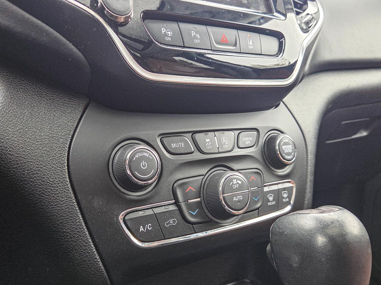 2019 Jeep Cherokee OVERLAND Photo