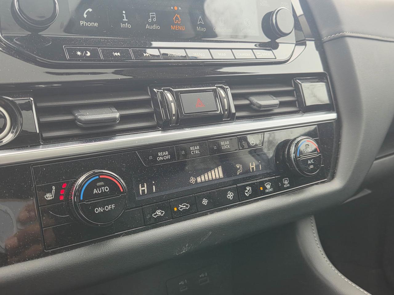 2024 Nissan Pathfinder SL Photo