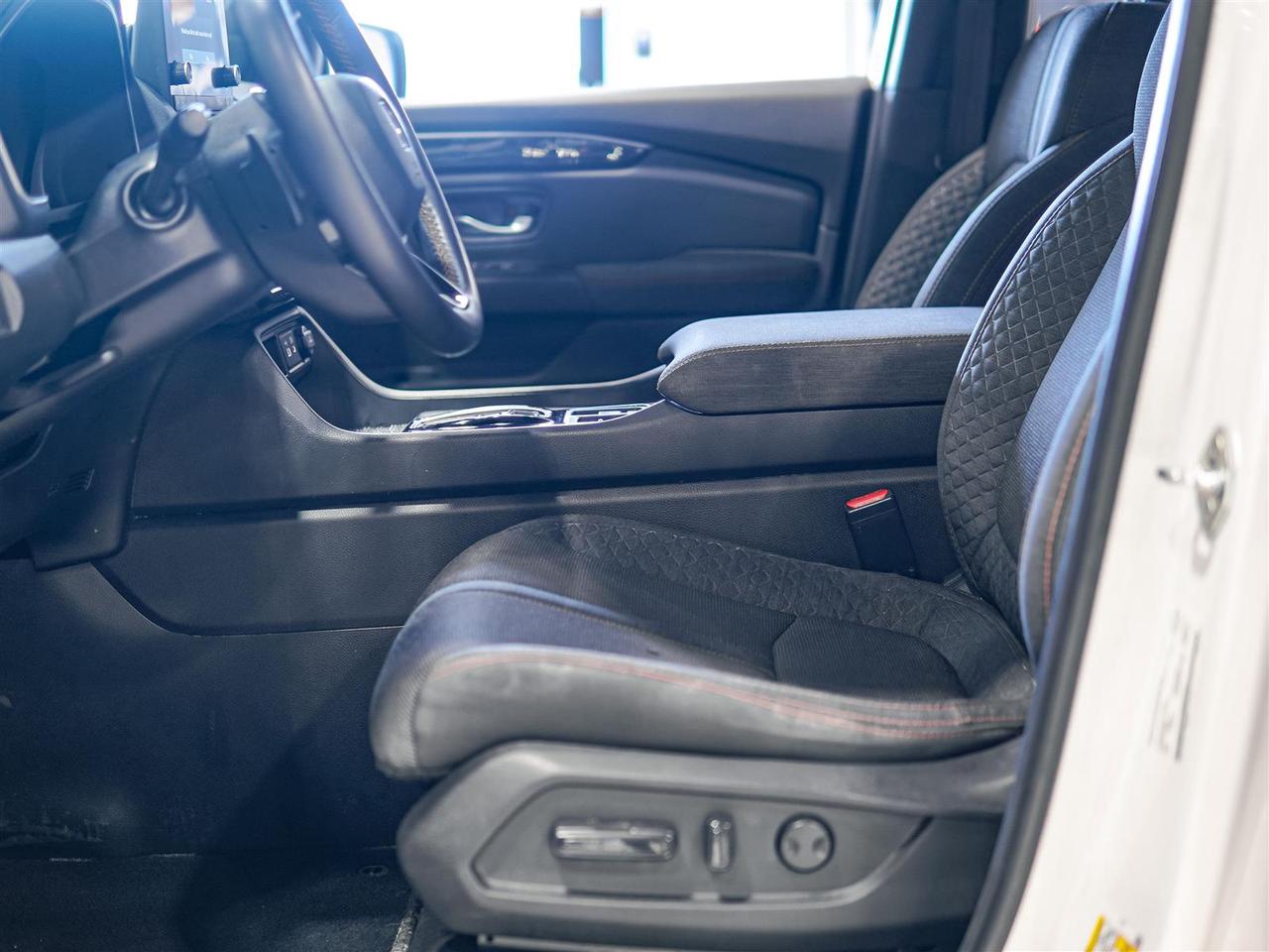 2025 Honda Pilot SPORT AWD | NO ACCIDENTS | 8 PASS Photo