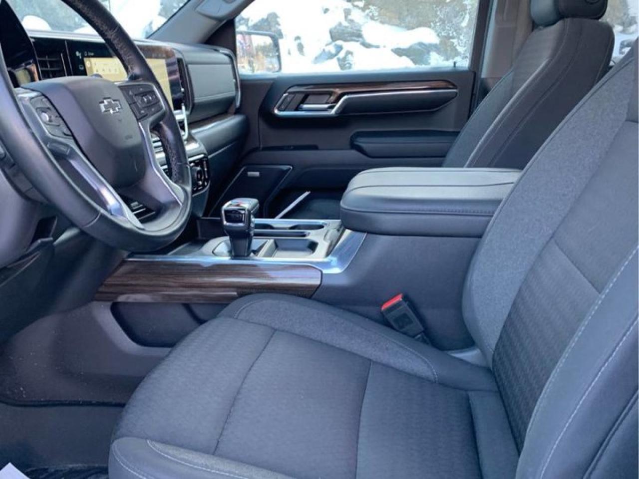 2024 Chevrolet Silverado 1500 LT Trail Boss 4WD | 6.2L | Z71 | Heated Seats + Steering | Sunroof | Remote Start | Carplay & More ! Photo