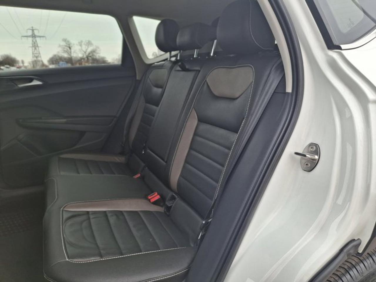 2024 Volkswagen Taos Highline AWD | Leather | Sunroof | Nav | 19" Wheels | Adaptive Cruise | Heated Wheel | and More ! Photo