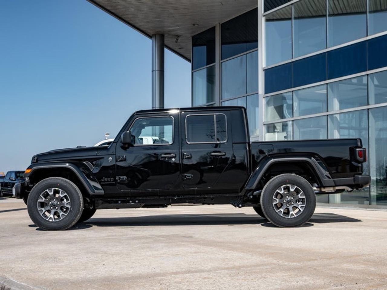 2026 Jeep Gladiator Sahara Photo