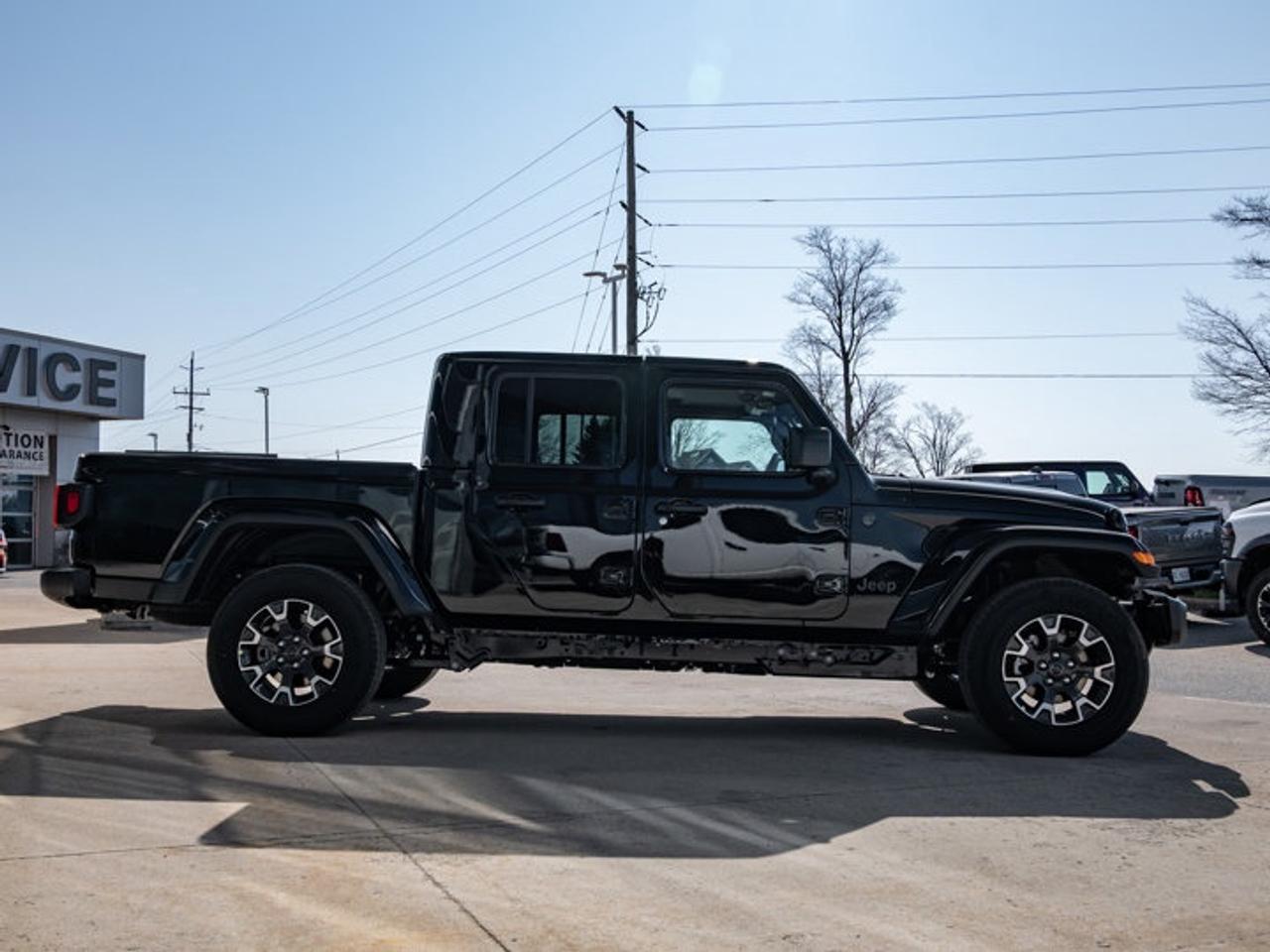 2026 Jeep Gladiator Sahara Photo