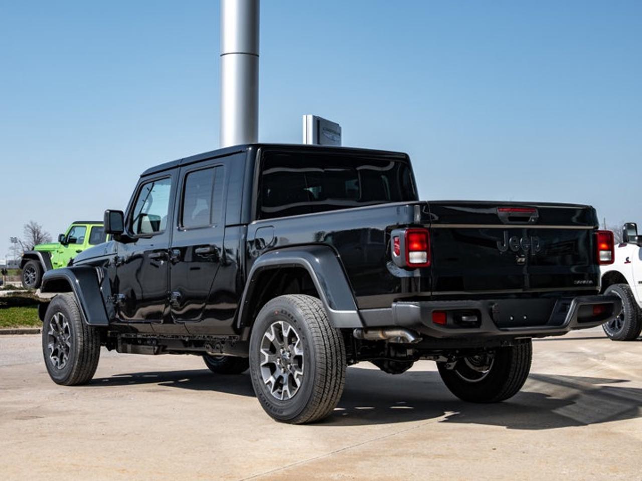 2026 Jeep Gladiator Sahara Photo
