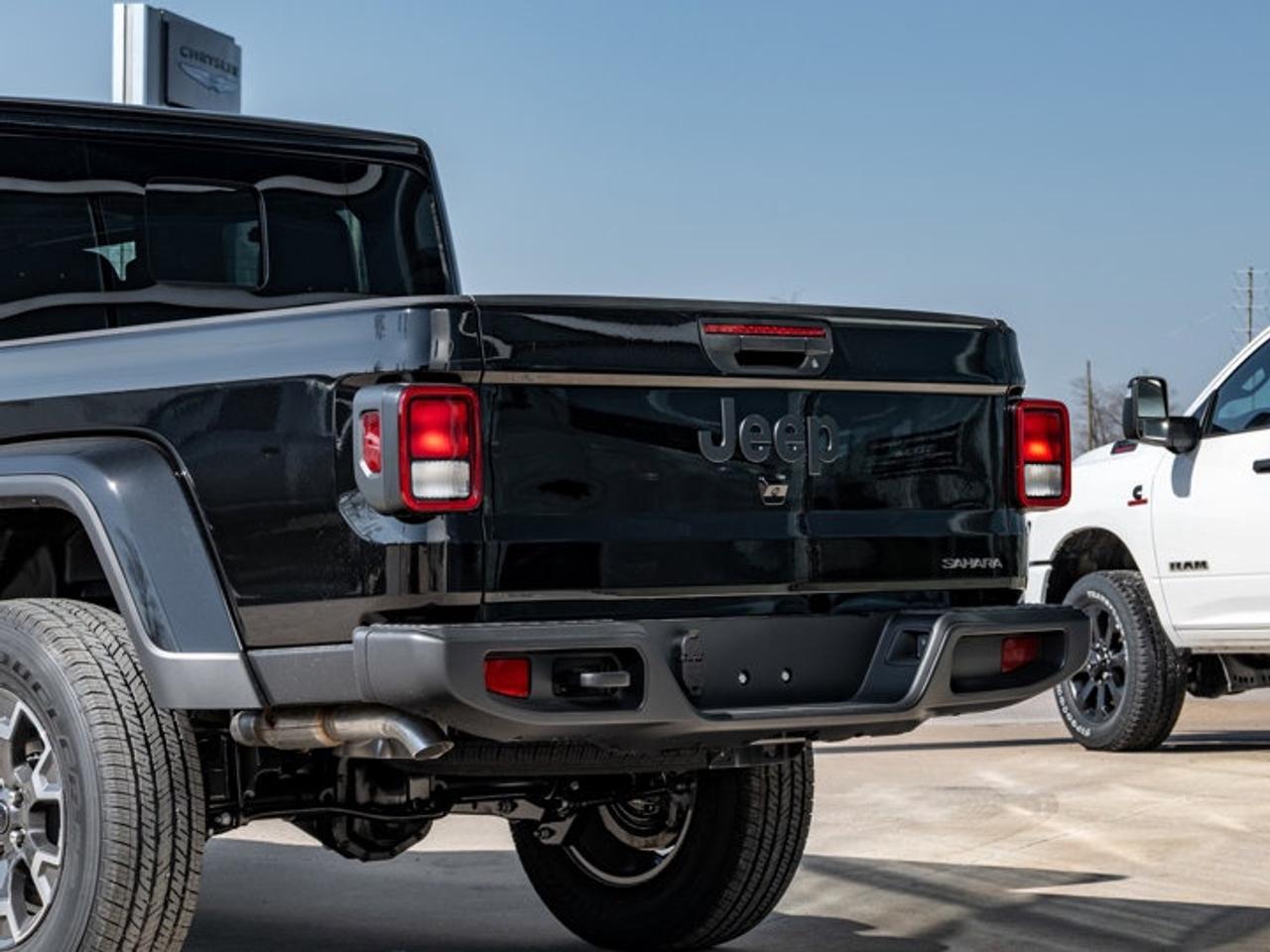 2026 Jeep Gladiator Sahara Photo