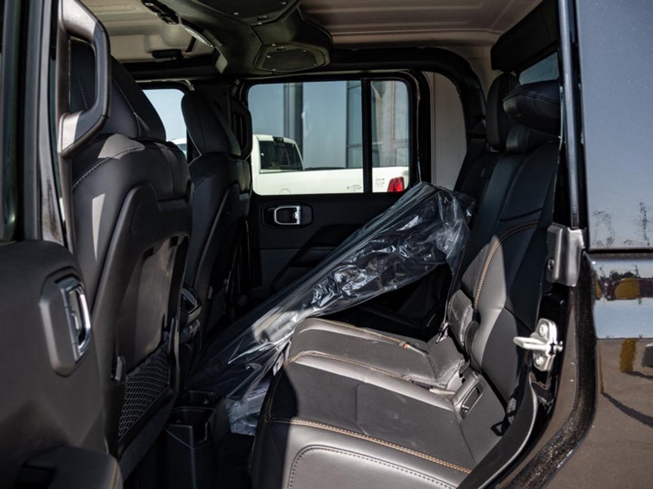 2026 Jeep Gladiator Sahara Photo