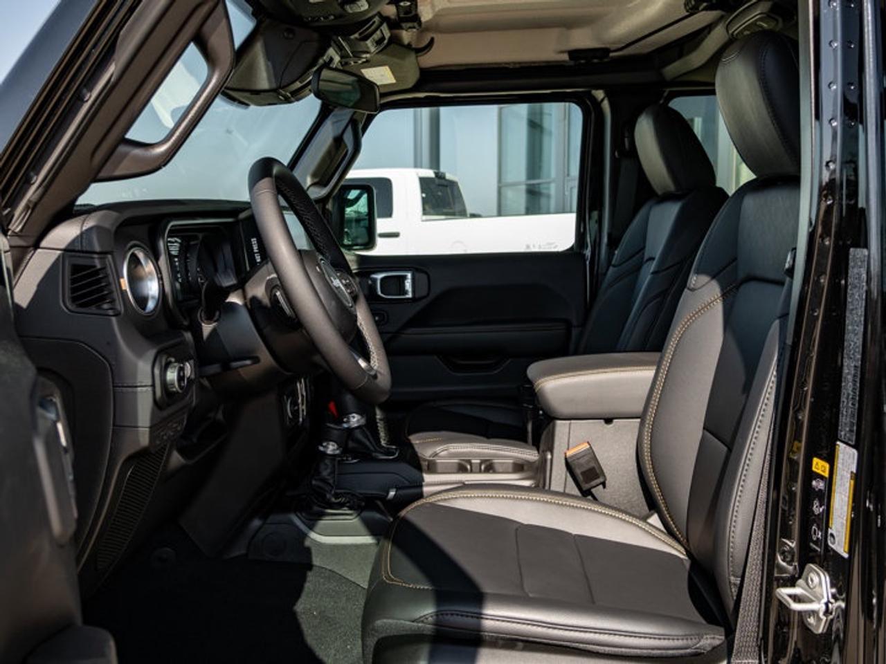2026 Jeep Gladiator Sahara Photo