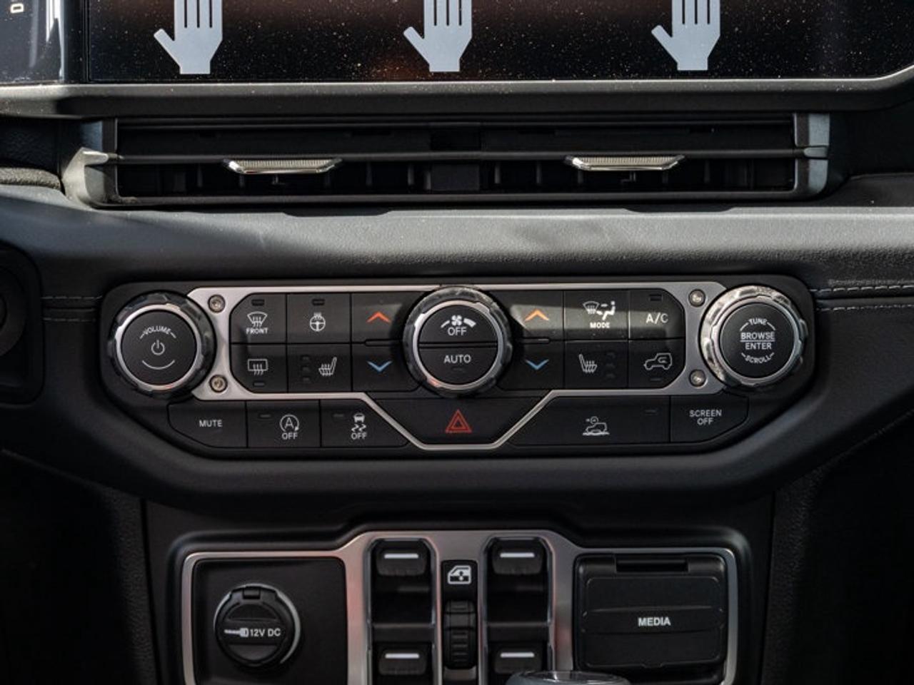 2026 Jeep Gladiator Sahara Photo