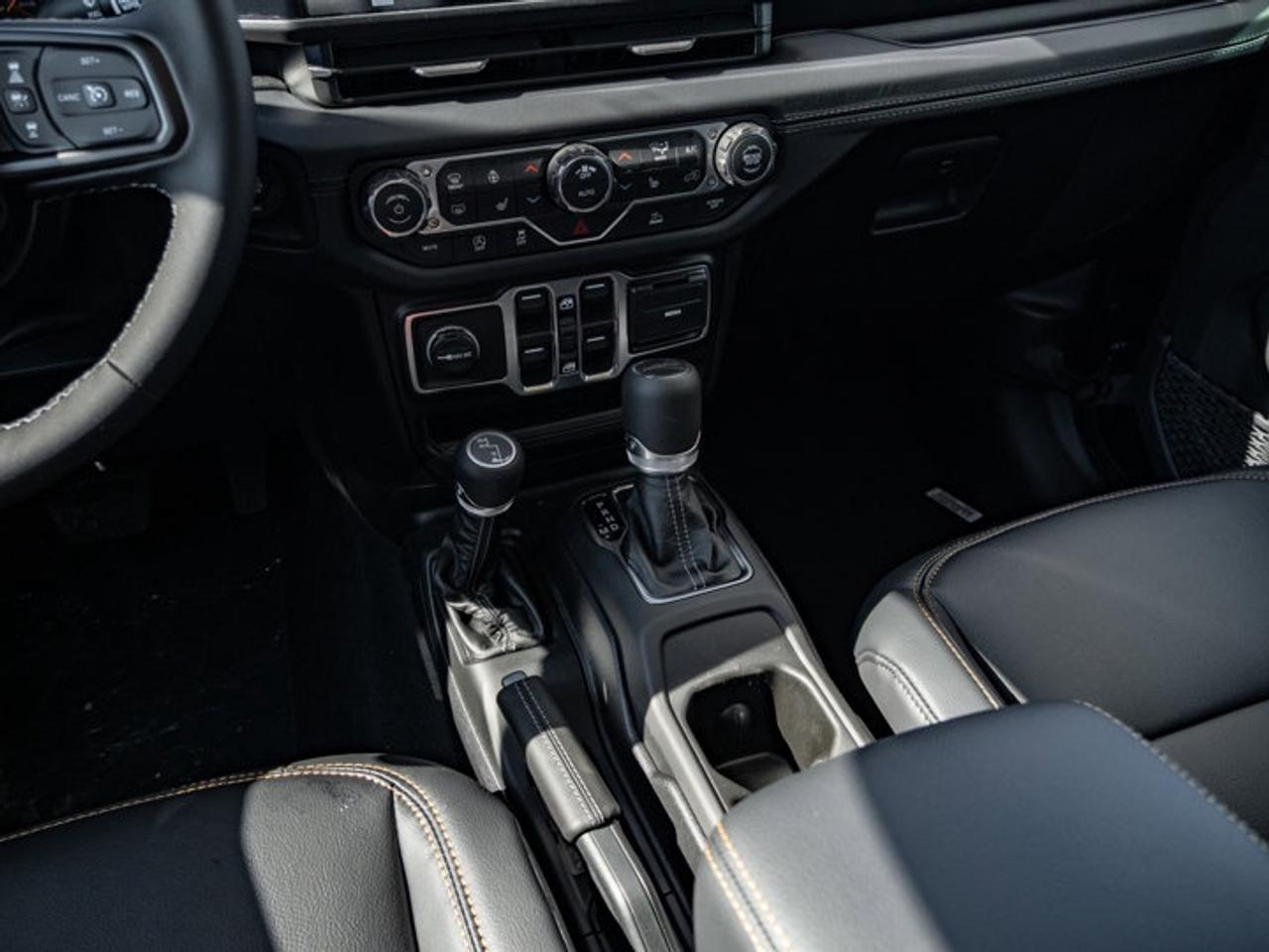 2026 Jeep Gladiator Sahara Photo