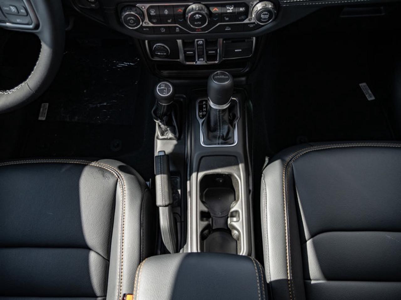 2026 Jeep Gladiator Sahara Photo