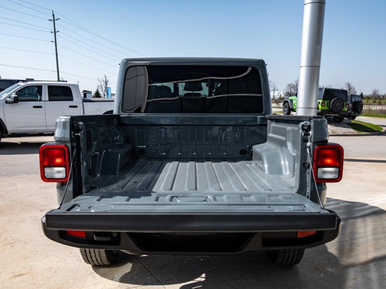 2026 Jeep Gladiator Sahara Photo