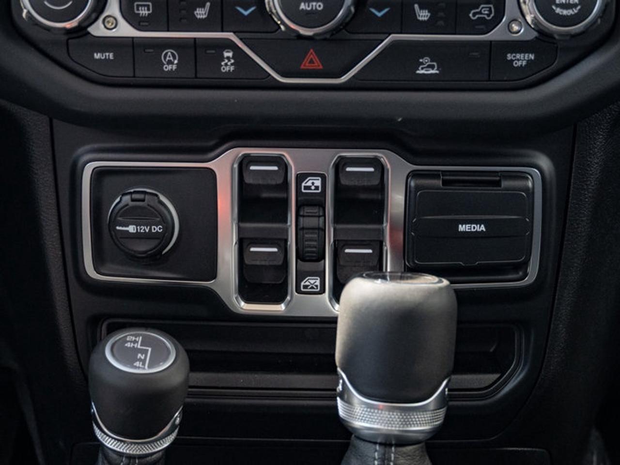 2026 Jeep Gladiator Sahara Photo