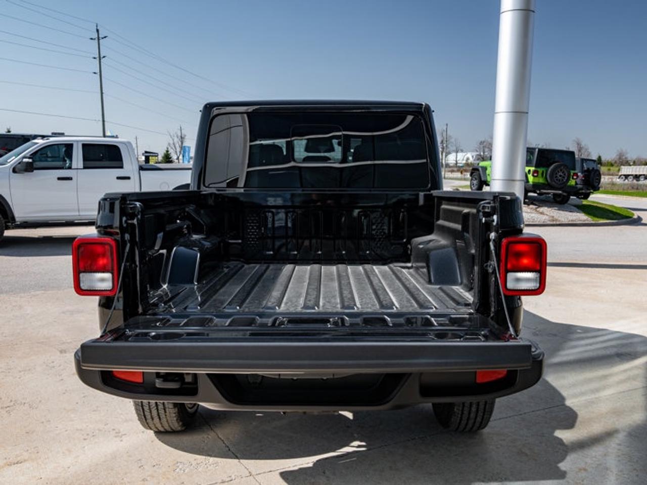 2026 Jeep Gladiator Sahara Photo