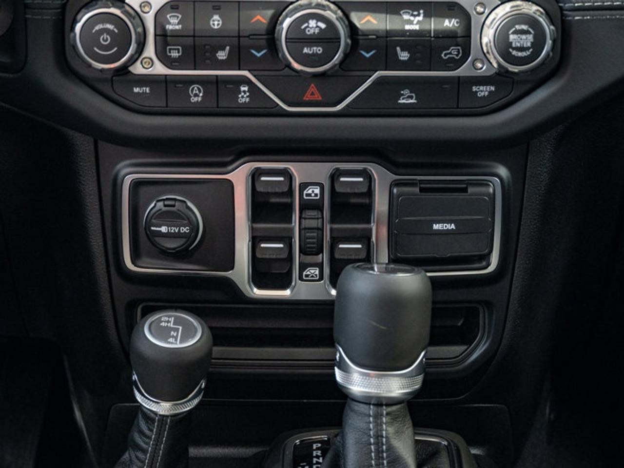 2026 Jeep Gladiator Sahara Photo