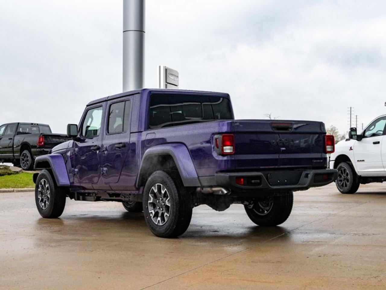 2026 Jeep Gladiator Sahara Photo