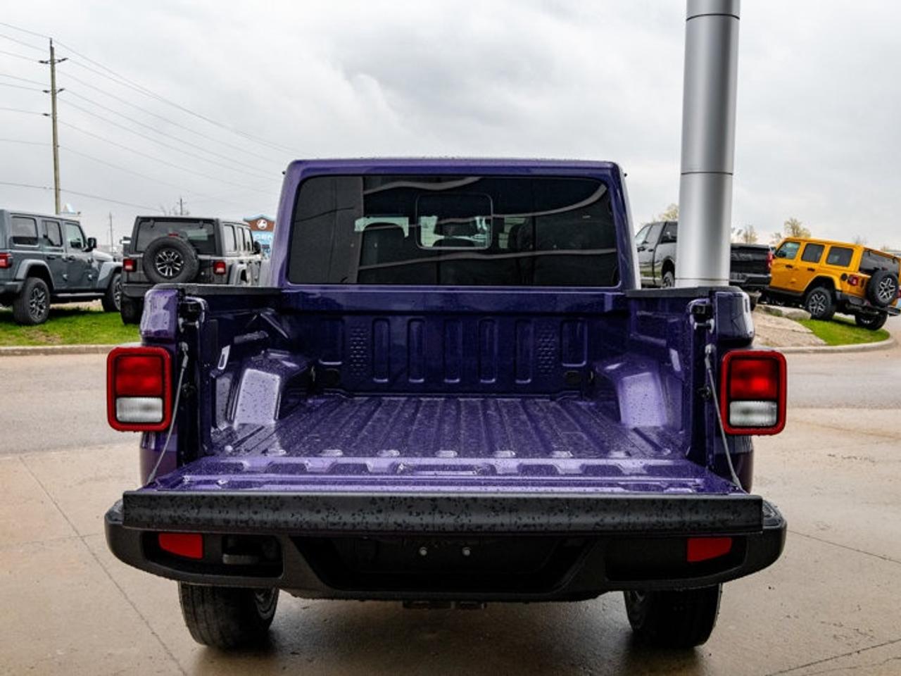 2026 Jeep Gladiator Sahara Photo