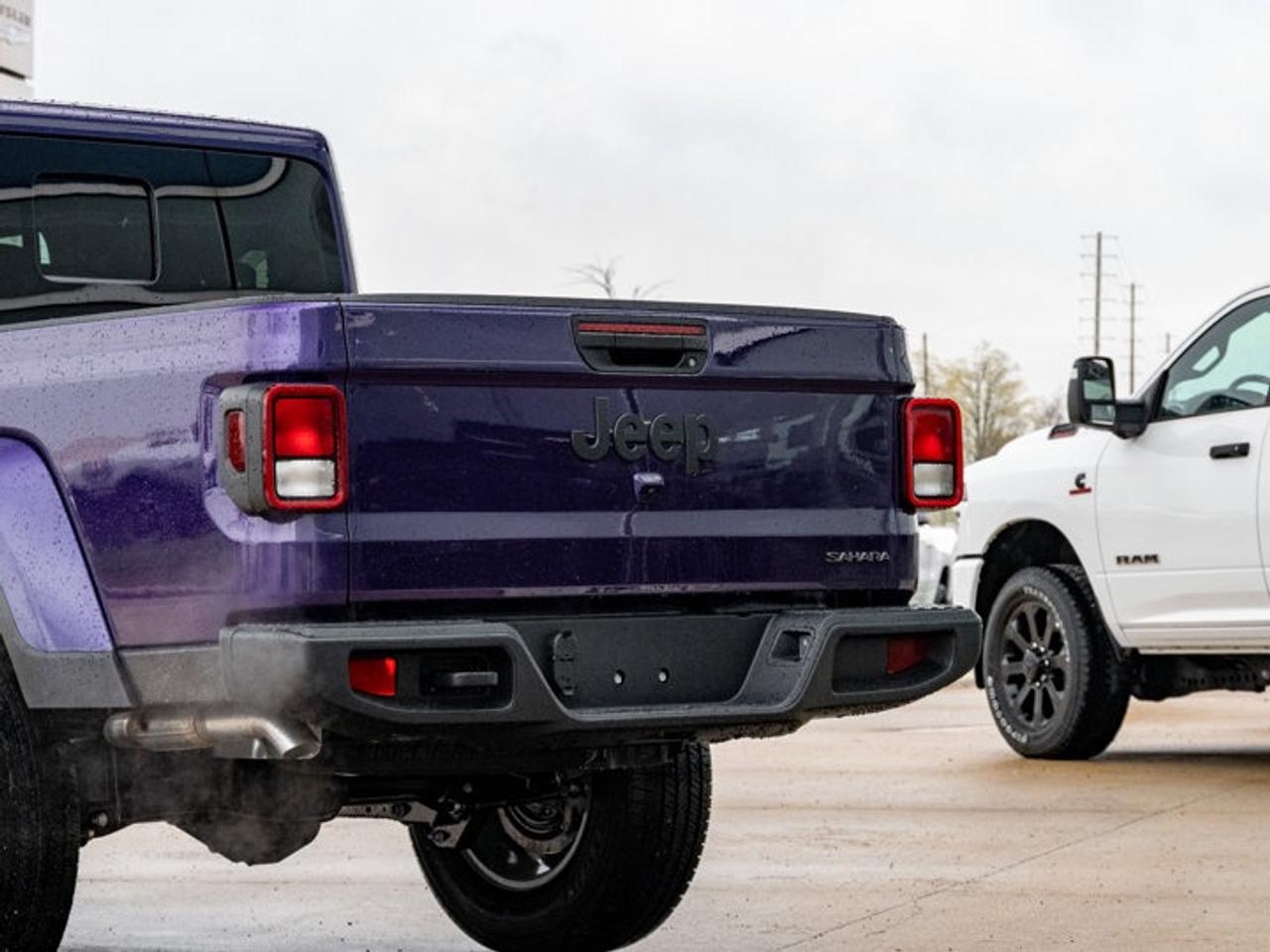 2026 Jeep Gladiator Sahara Photo