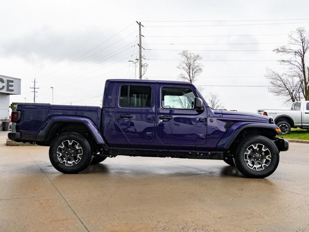 2026 Jeep Gladiator Sahara Photo