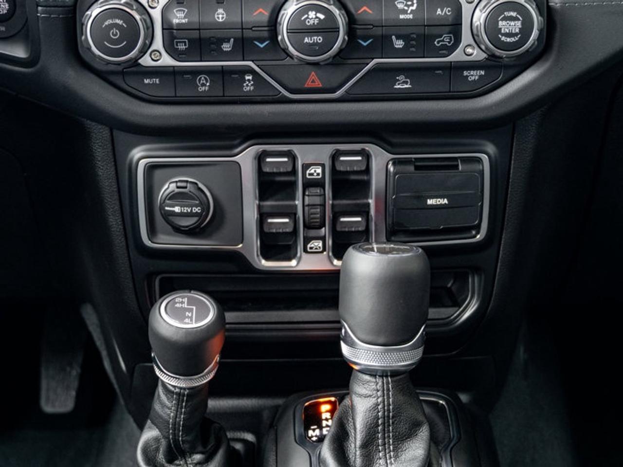 2026 Jeep Gladiator Sahara Photo