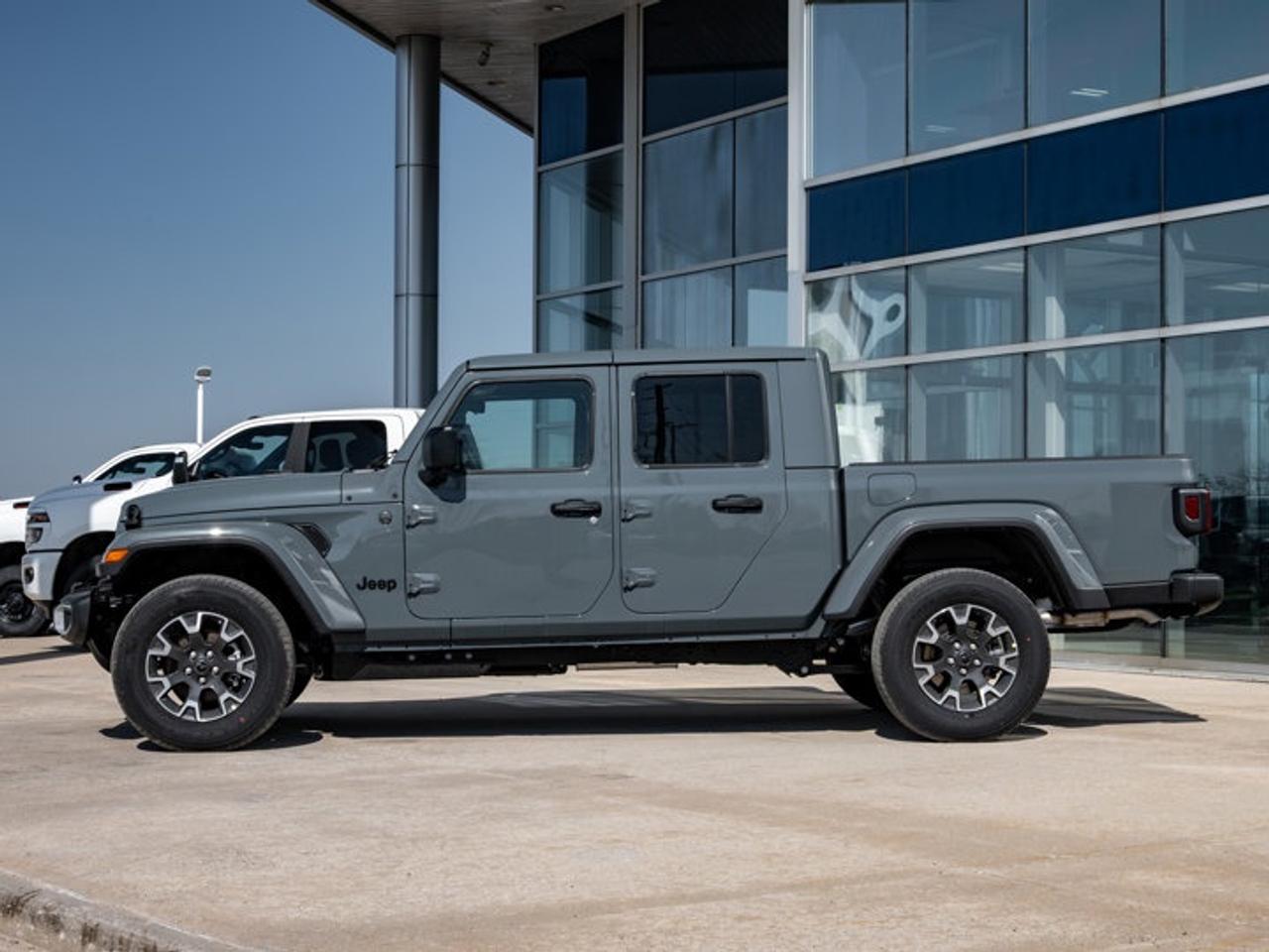 2026 Jeep Gladiator Sahara Photo4