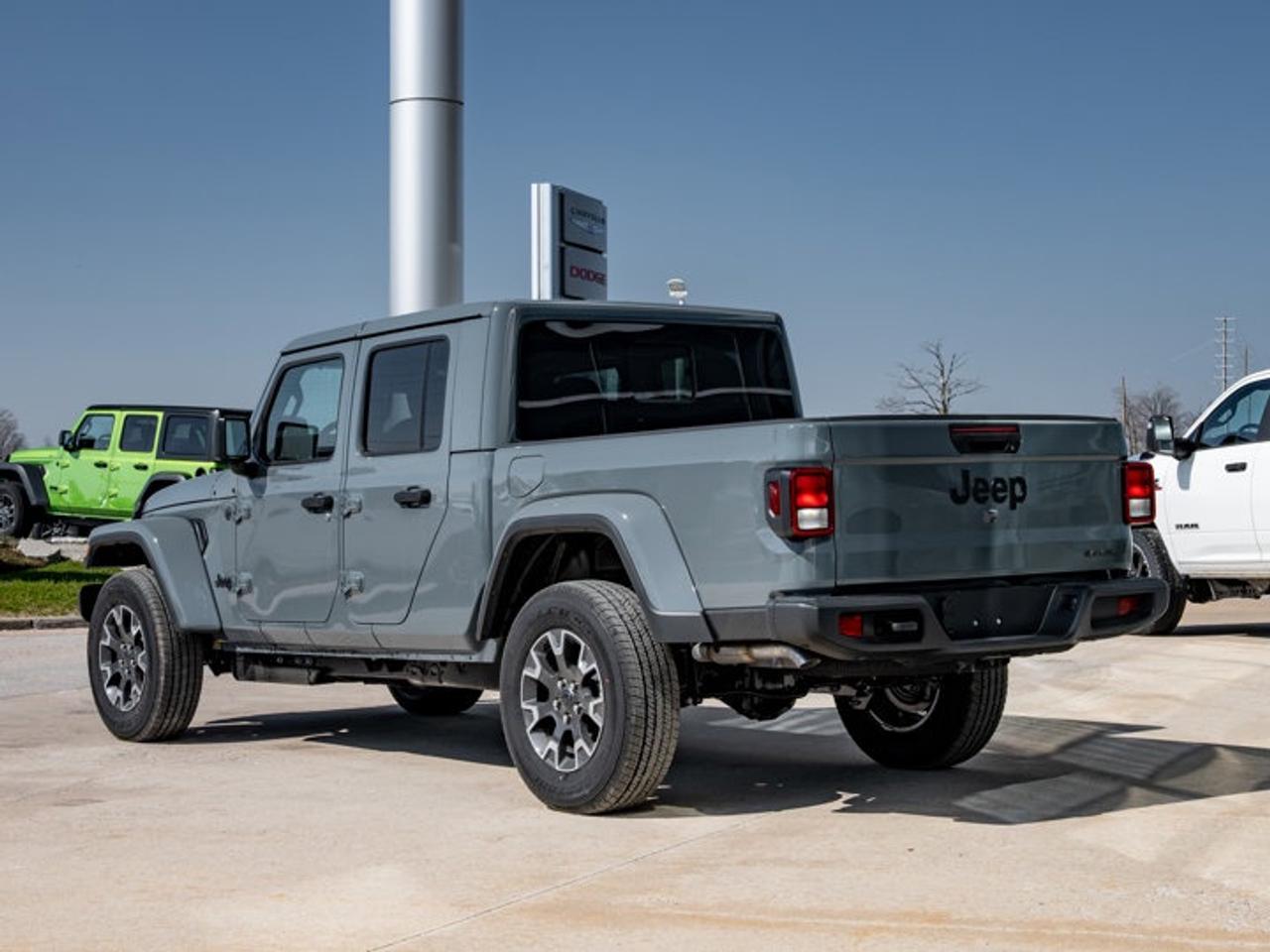 2026 Jeep Gladiator Sahara Photo