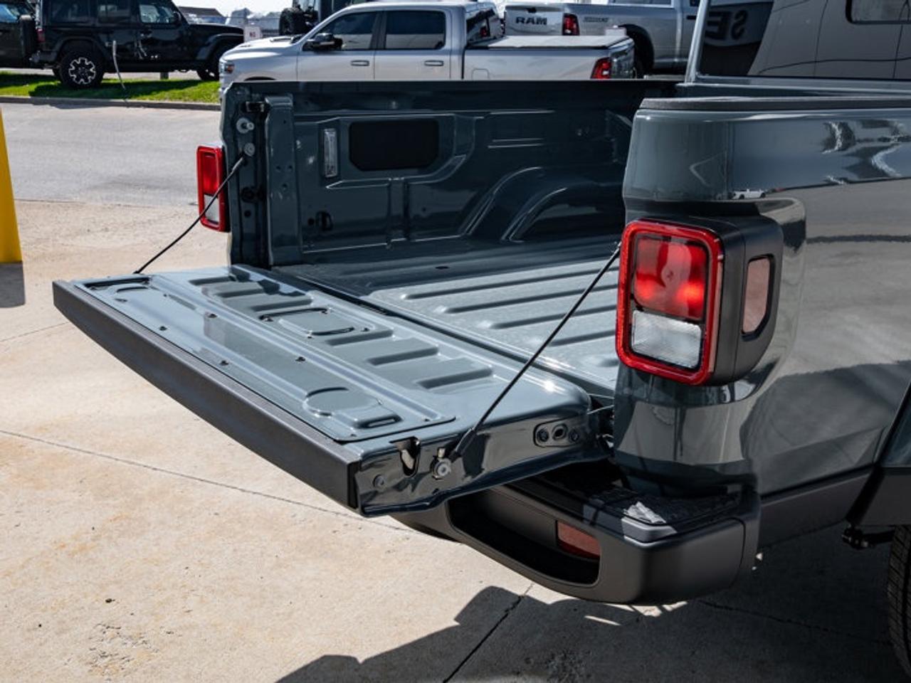 2026 Jeep Gladiator Sahara Photo