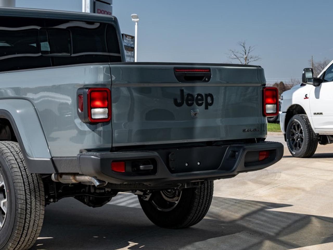 2026 Jeep Gladiator Sahara Photo