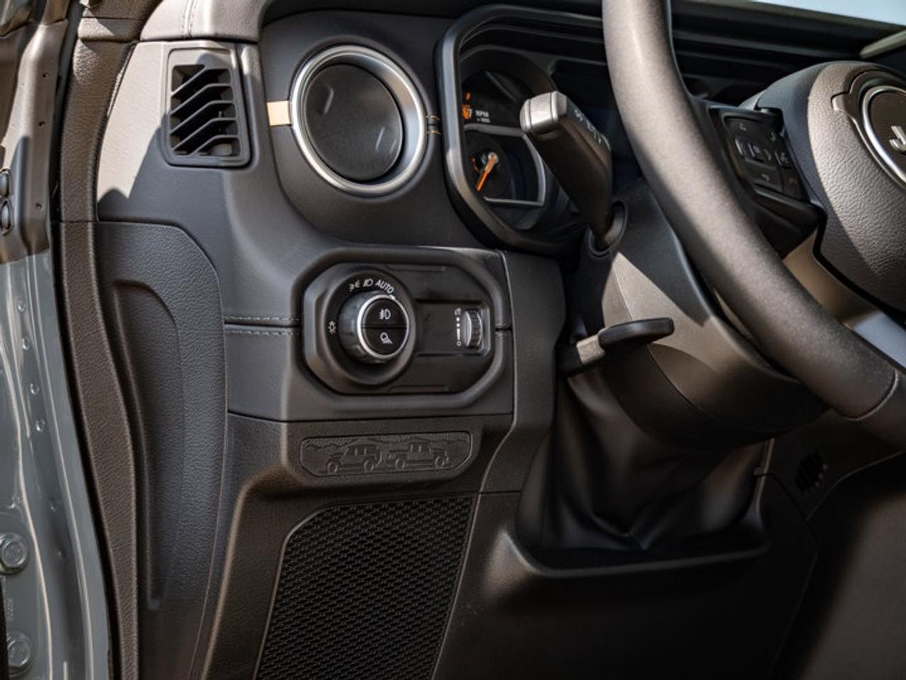 2026 Jeep Gladiator Sahara Photo