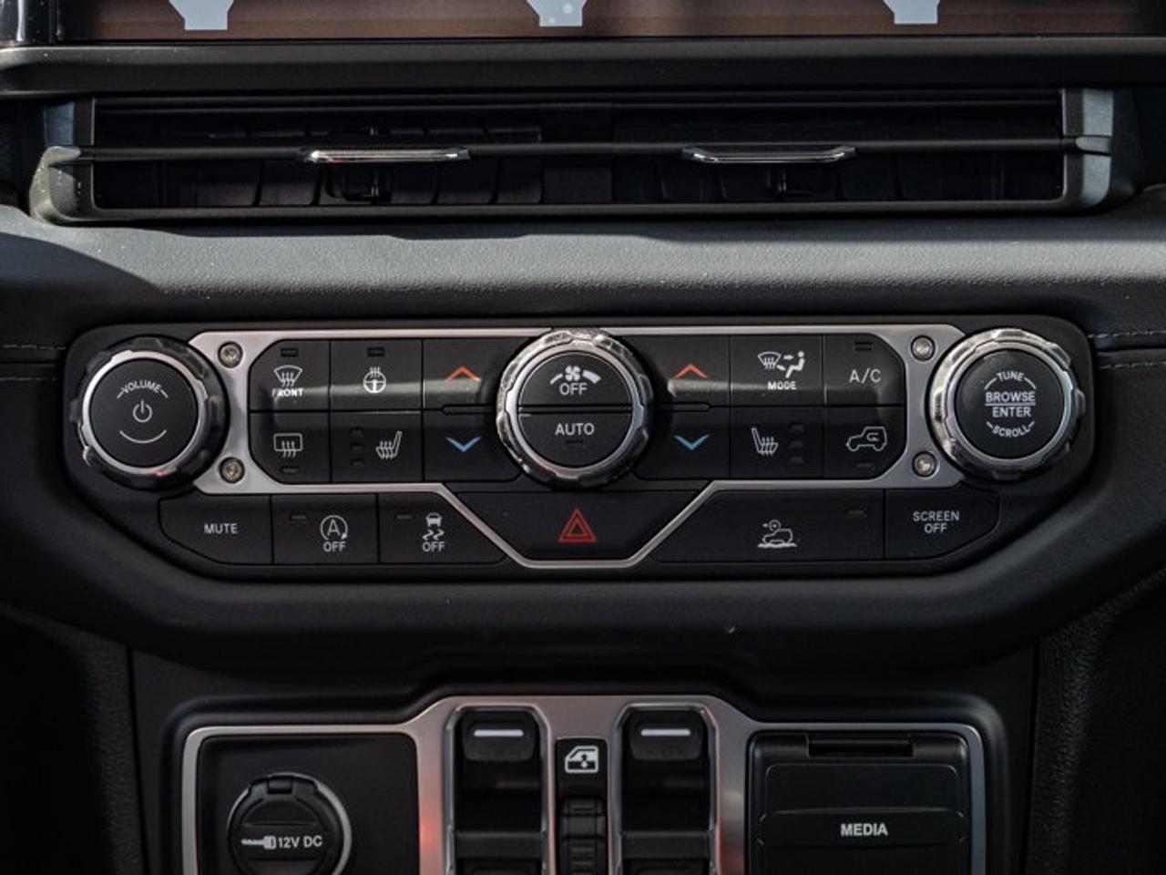 2026 Jeep Gladiator Sahara Photo