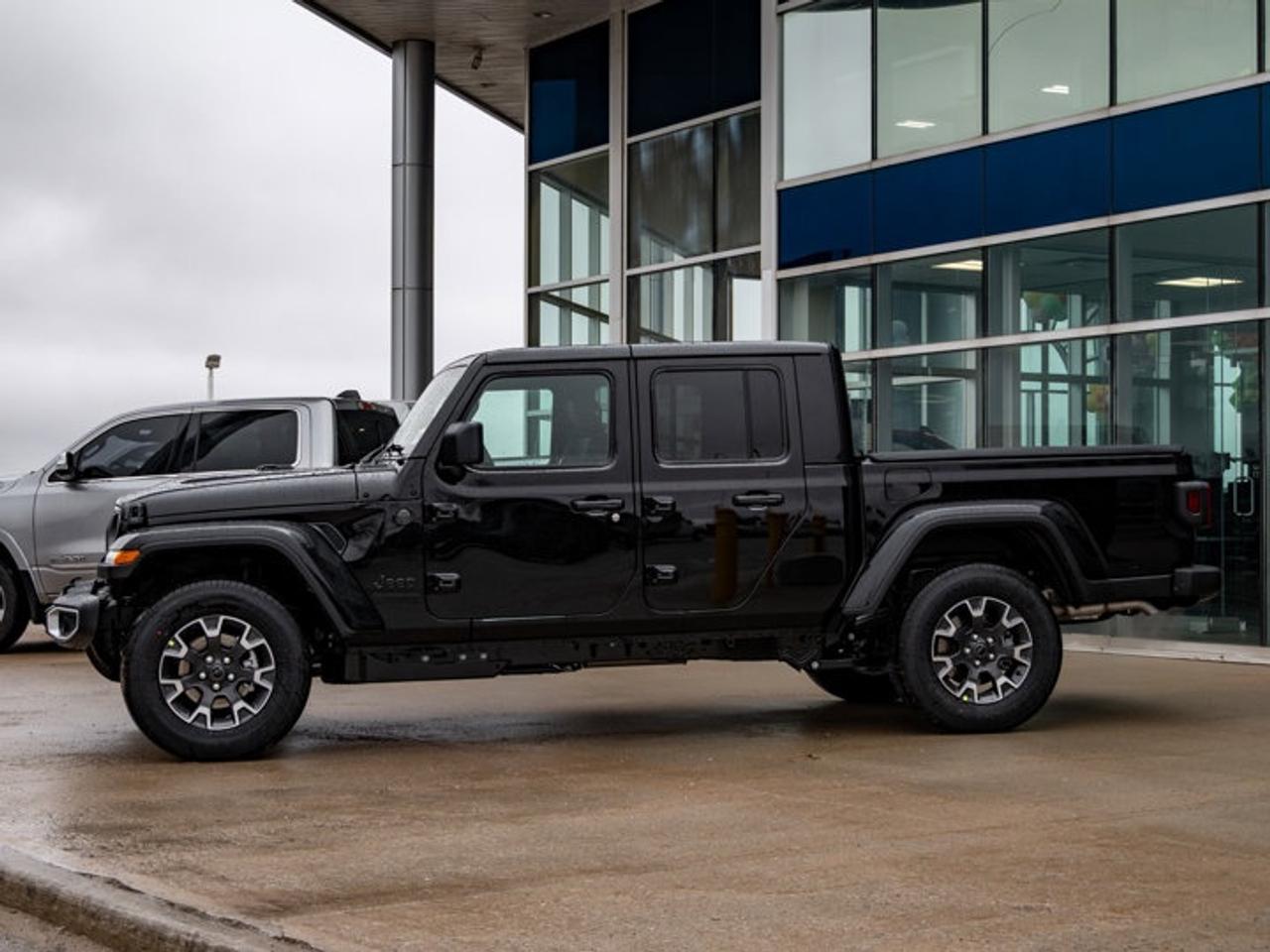 2026 Jeep Gladiator Sahara Photo
