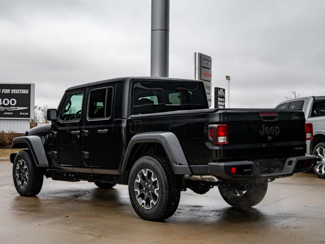2026 Jeep Gladiator Sahara Photo
