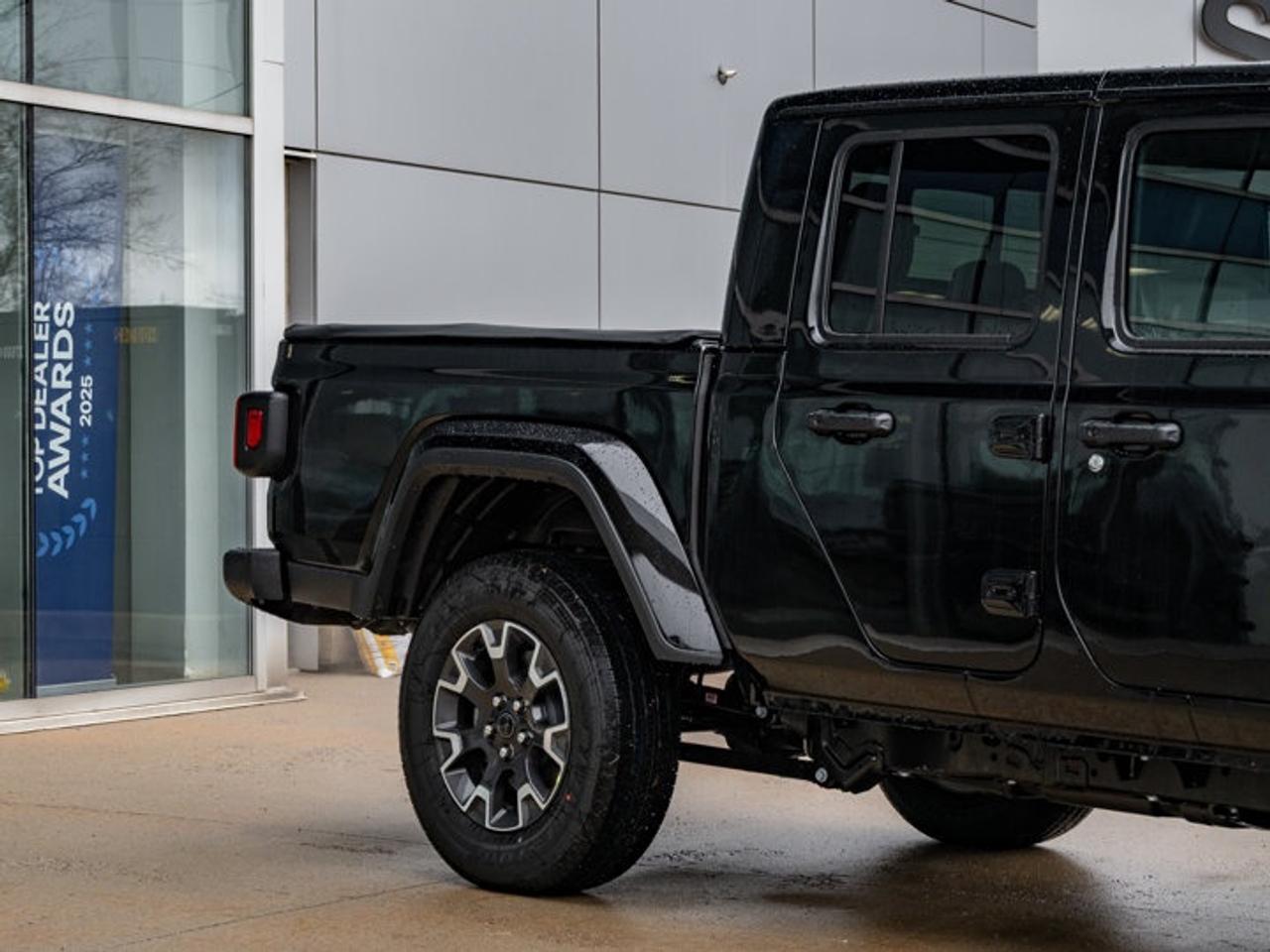 2026 Jeep Gladiator Sahara Photo